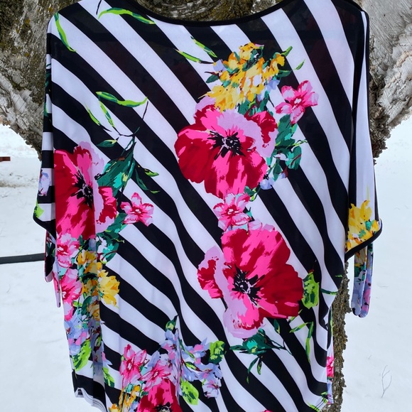 Woman's Top - Picture 2 of 4